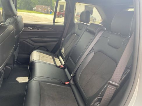 Used 2023 Jeep Grand Cherokee Altitude AWD/4WD image 31