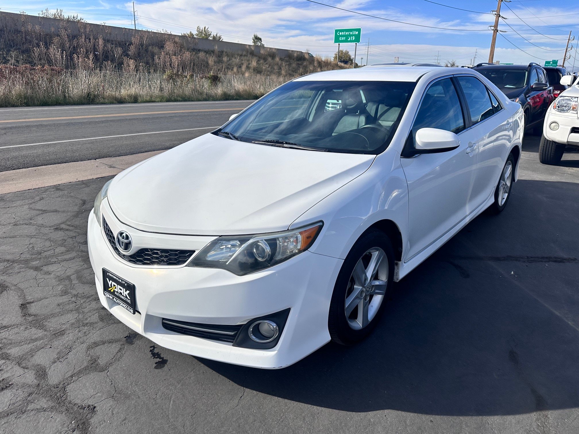 Used 2014 Toyota Camry SE FWD image 2