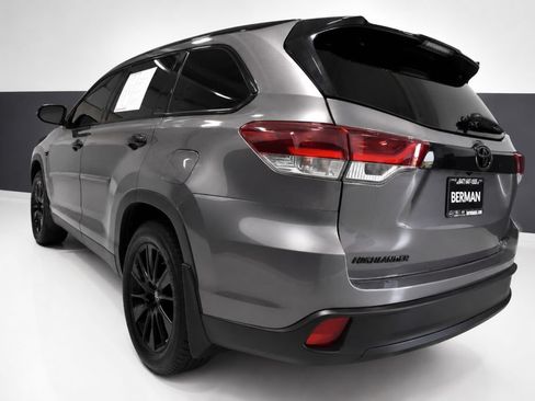 Used 2019 Toyota Highlander SE w/ Nightshade Edition AWD/4WD image 3