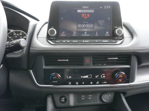 Used 2024 Nissan Rogue SV image 8