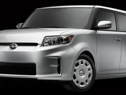 Used 2012 Scion xB FWD image 1