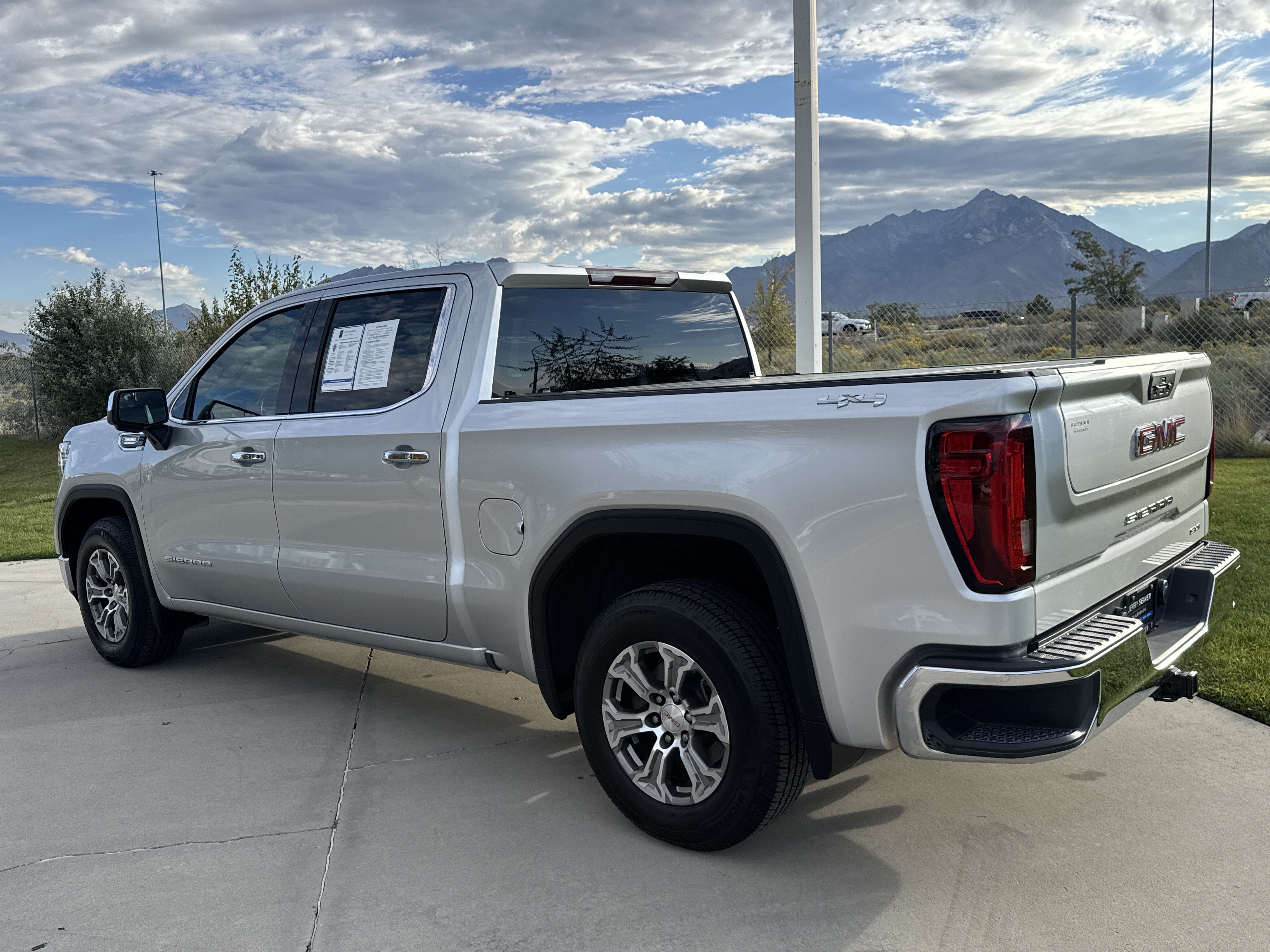 Used 2022 GMC Sierra 1500 SLT AWD/4WD image 3