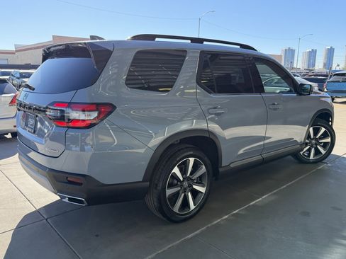Used 2025 Honda Pilot Touring image 4