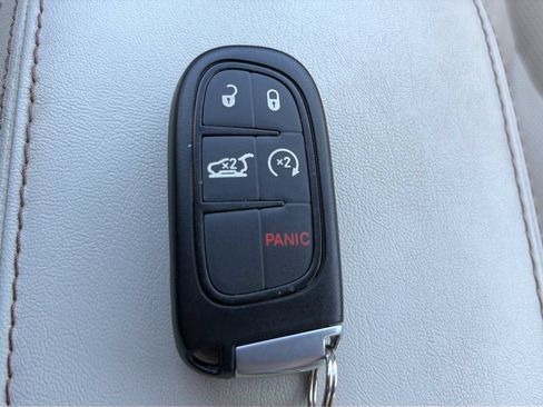 Used 2017 Jeep Cherokee Overland w/ Technology Group FWD image 28