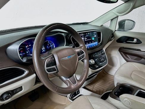 Used 2021 Chrysler Pacifica Touring-L FWD image 10