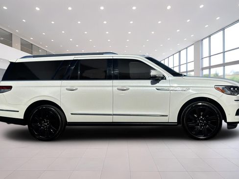 Used 2023 Lincoln Navigator L Reserve AWD/4WD image 3