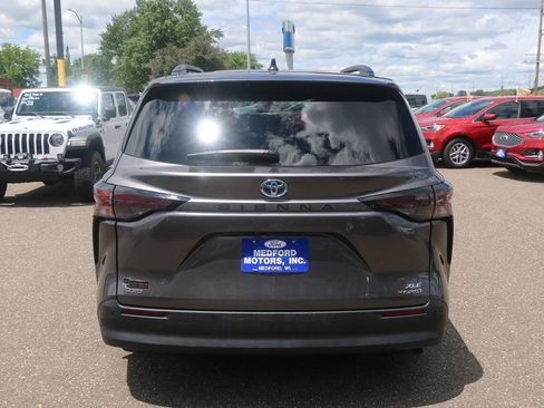 Used 2023 Toyota Sienna XLE AWD/4WD image 4