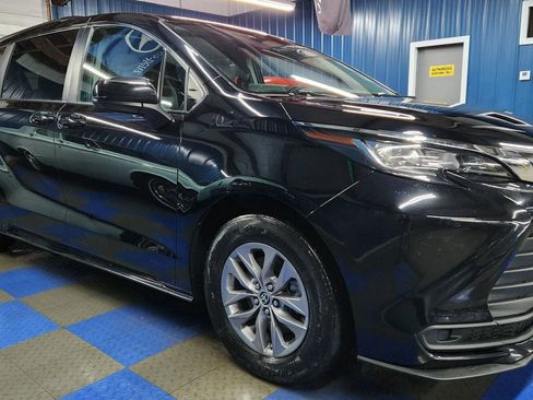 Used 2022 Toyota Sienna LE image 2