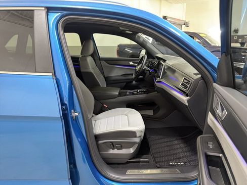 Used 2025 Volkswagen Atlas Cross Sport SEL AWD/4WD image 36