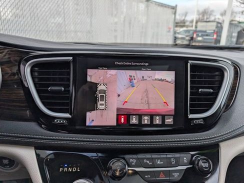 Used 2023 Chrysler Pacifica Limited image 19