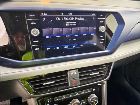 Used 2024 Volkswagen Taos SE w/ Panoramic Sunroof Package image 11