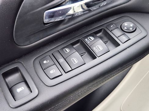 Used 2012 Dodge Grand Caravan SXT FWD image 18