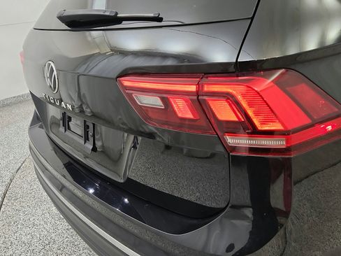 Used 2022 Volkswagen Tiguan SE w/ Panoramic Sunroof Package FWD image 29