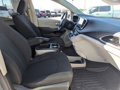 Used 2021 Chrysler Pacifica Touring image 36