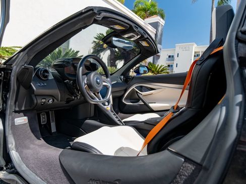 Used 2025 McLaren 750S Spider RWD image 9