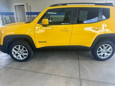 Used 2016 Jeep Renegade Latitude w/ Popular Equipment Group AWD/4WD image 4