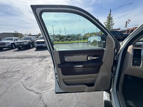 Used 2017 RAM 1500 Laramie AWD/4WD image 12