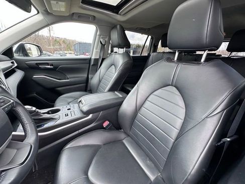 Used 2023 Toyota Highlander XLE image 12