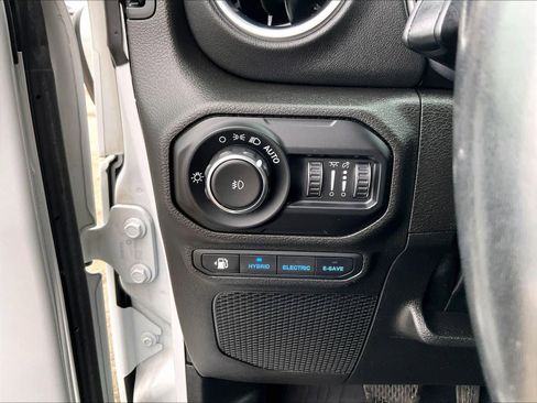 Used 2022 Jeep Wrangler Unlimited Sahara w/ Cold Weather Group image 28