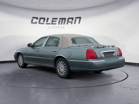 Used 2005 Lincoln Town Car Signature image 3