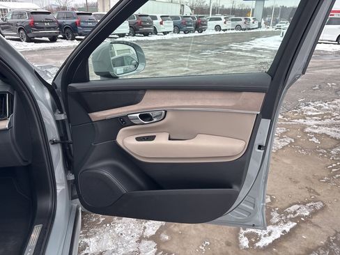 Certified 2025 Volvo XC90 B6 Plus image 38