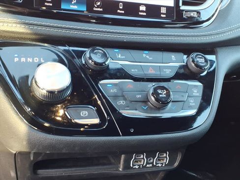 Used 2023 Chrysler Pacifica Touring-L w/ S Appearance Package image 21