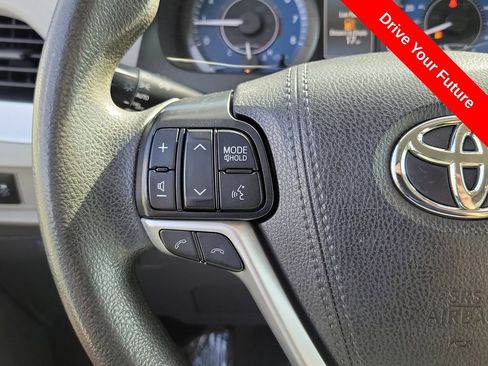 Used 2020 Toyota Sienna L w/ Carpet Mat Package FWD image 5