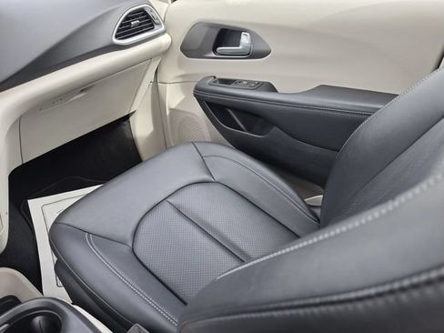 Used 2024 Chrysler Pacifica Touring-L FWD image 21