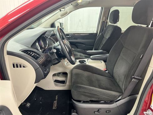 Used 2016 Dodge Grand Caravan SXT w/ Rear Park Assist Package image 18