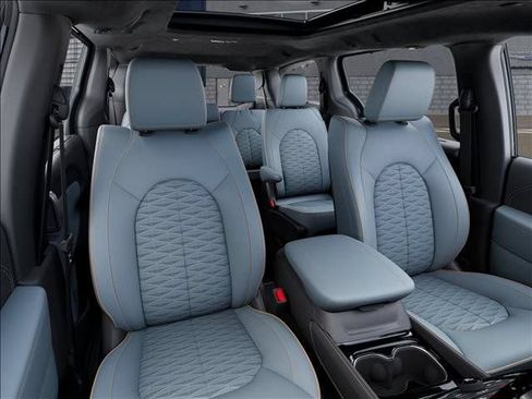 New 2027 Chrysler Pacifica Pinnacle w/ Theater Group AWD/4WD image 16
