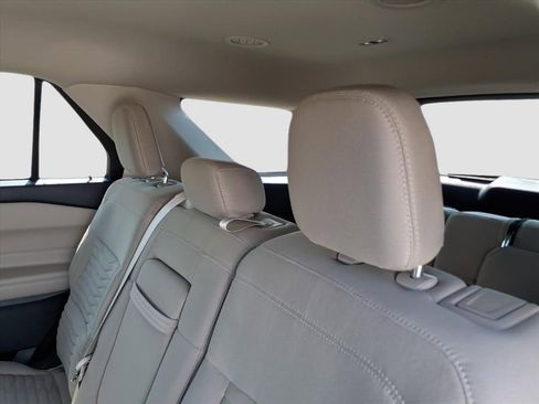 Used 2021 Ford Explorer XLT image 12