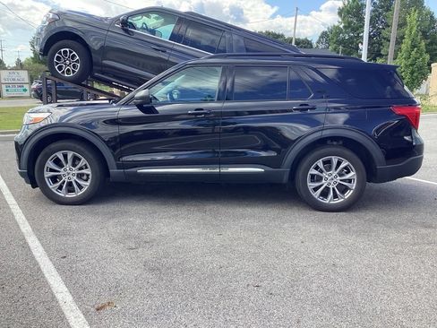 Used 2021 Ford Explorer XLT w/ Equipment Group 202A AWD/4WD image 4