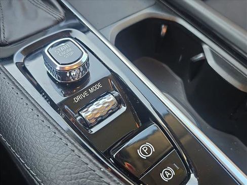 Used 2021 Volvo XC90 T6 Momentum w/ Climate Package image 16