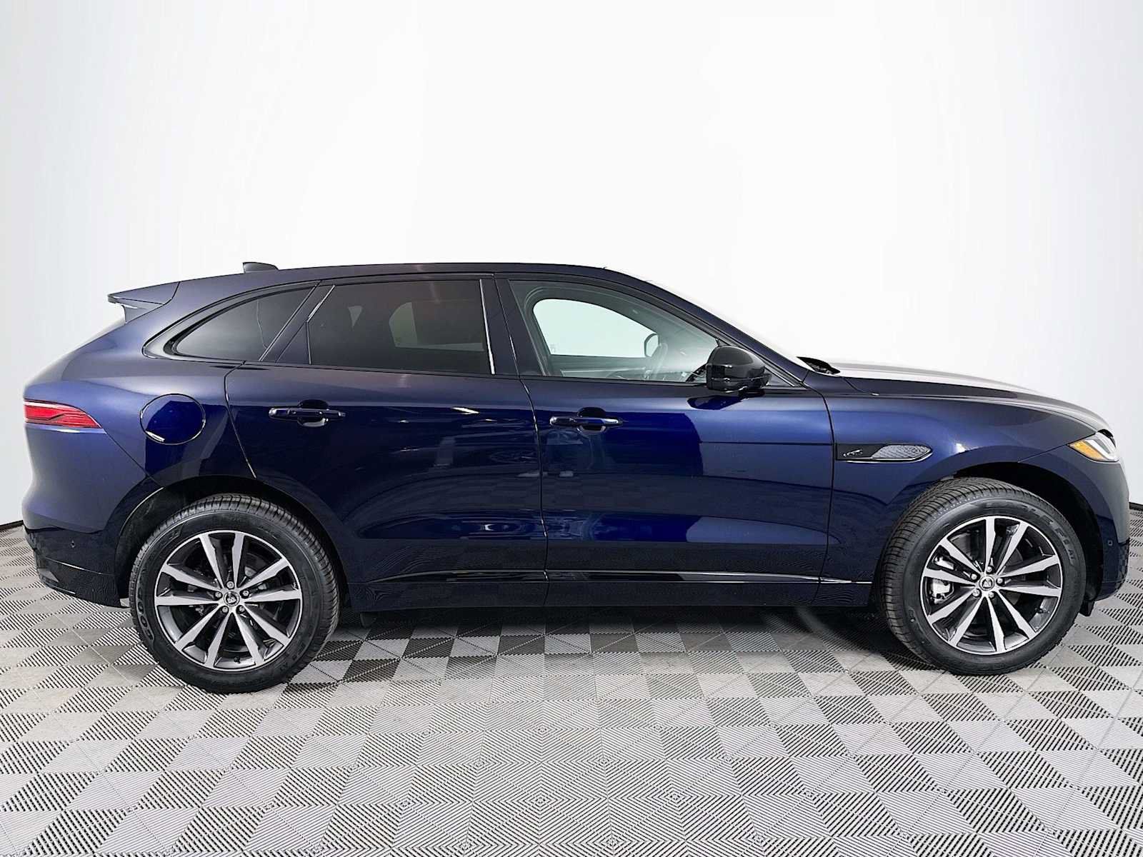 New 2025 Jaguar F-PACE R-Dynamic S AWD/4WD image 4
