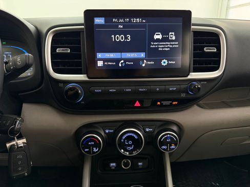 Used 2023 Hyundai Venue SEL FWD image 17