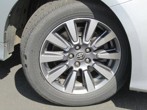 Used 2020 Toyota Sienna XLE image 7