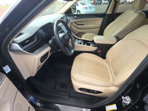 Used 2022 Jeep Grand Cherokee L Limited w/ Luxury Tech Group II image 13