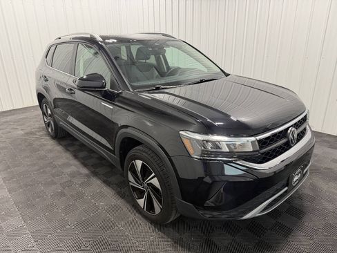 Used 2023 Volkswagen Taos SE w/ Panoramic Sunroof Package AWD/4WD image 11
