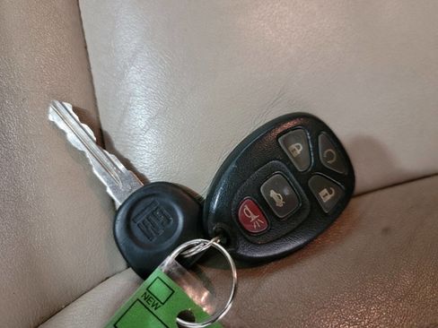Used 2010 Chevrolet Impala LTZ FWD image 38