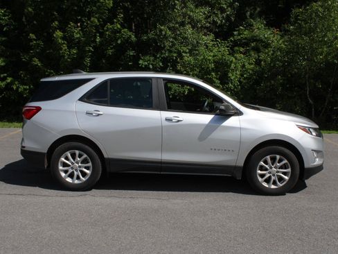 Used 2021 Chevrolet Equinox LS AWD/4WD image 4