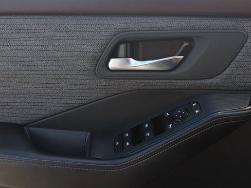 Used 2023 Nissan Rogue SV image 24