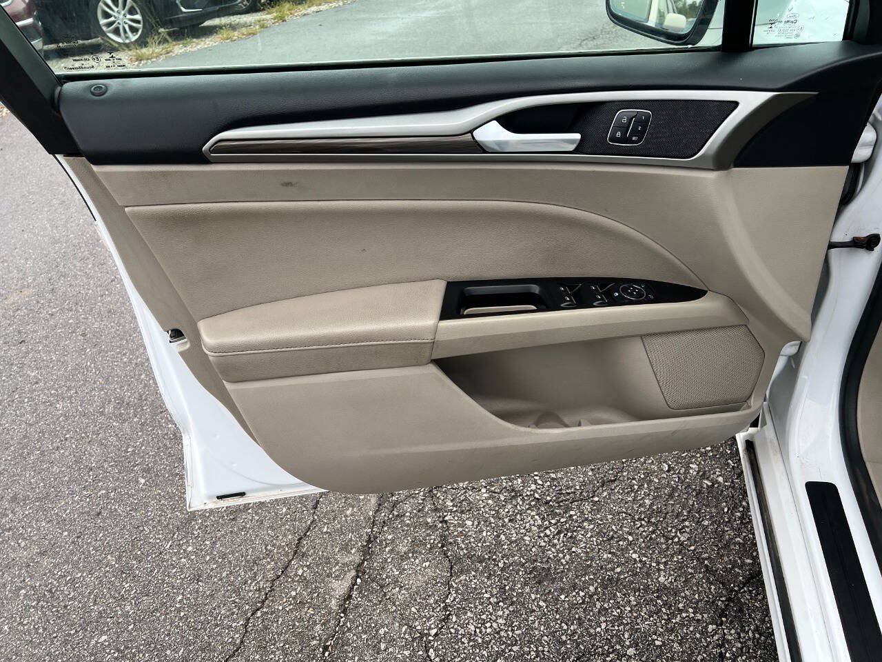 Used 2017 Ford Fusion SE FWD image 3