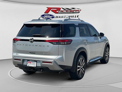 Used 2024 Nissan Pathfinder Platinum FWD image 3