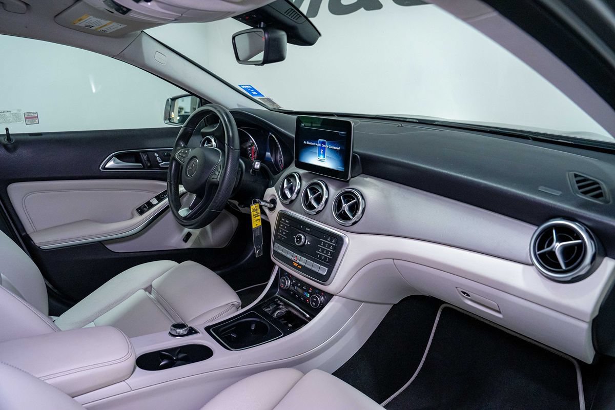 Used 2020 Mercedes-Benz GLA 250 4MATIC w/ Premium Package image 19