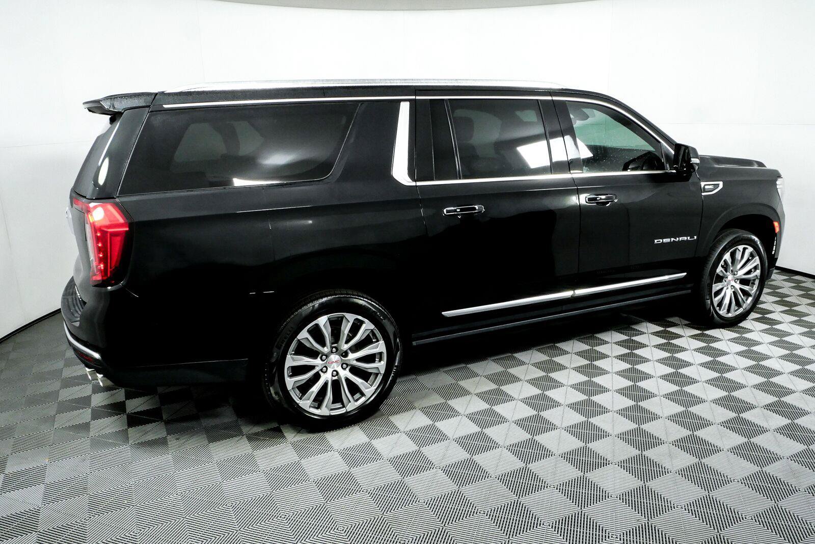 Used 2022 GMC Yukon XL Denali w/ Denali Ultimate Package AWD/4WD image 2