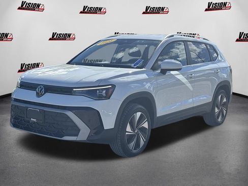 Used 2026 Volkswagen Taos SE AWD/4WD image 1