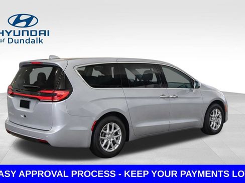 Used 2024 Chrysler Pacifica Touring-L FWD image 2
