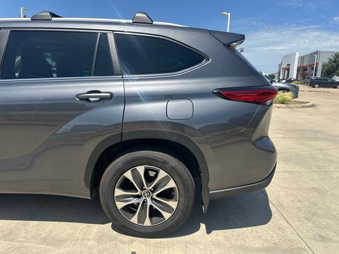 Used 2023 Toyota Highlander XLE AWD/4WD image 3