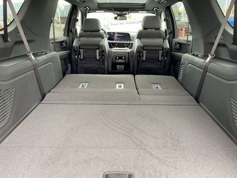 New 2025 Chevrolet Suburban Premier image 34