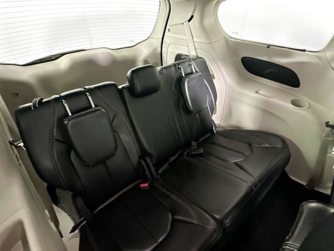 Used 2022 Chrysler Pacifica Touring-L FWD image 26